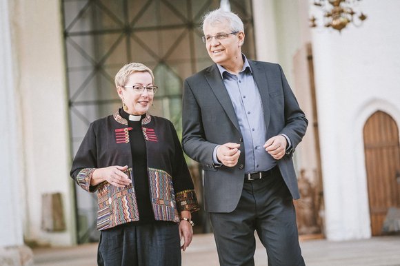 Zwei Personen in einer Kirche