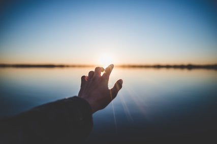 Eine Hand, die sich gen Sonne streckt - Copyright: Unsplash