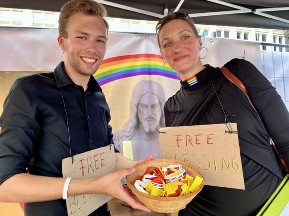 Zwei Personen halten einen Korb in der Hand. 