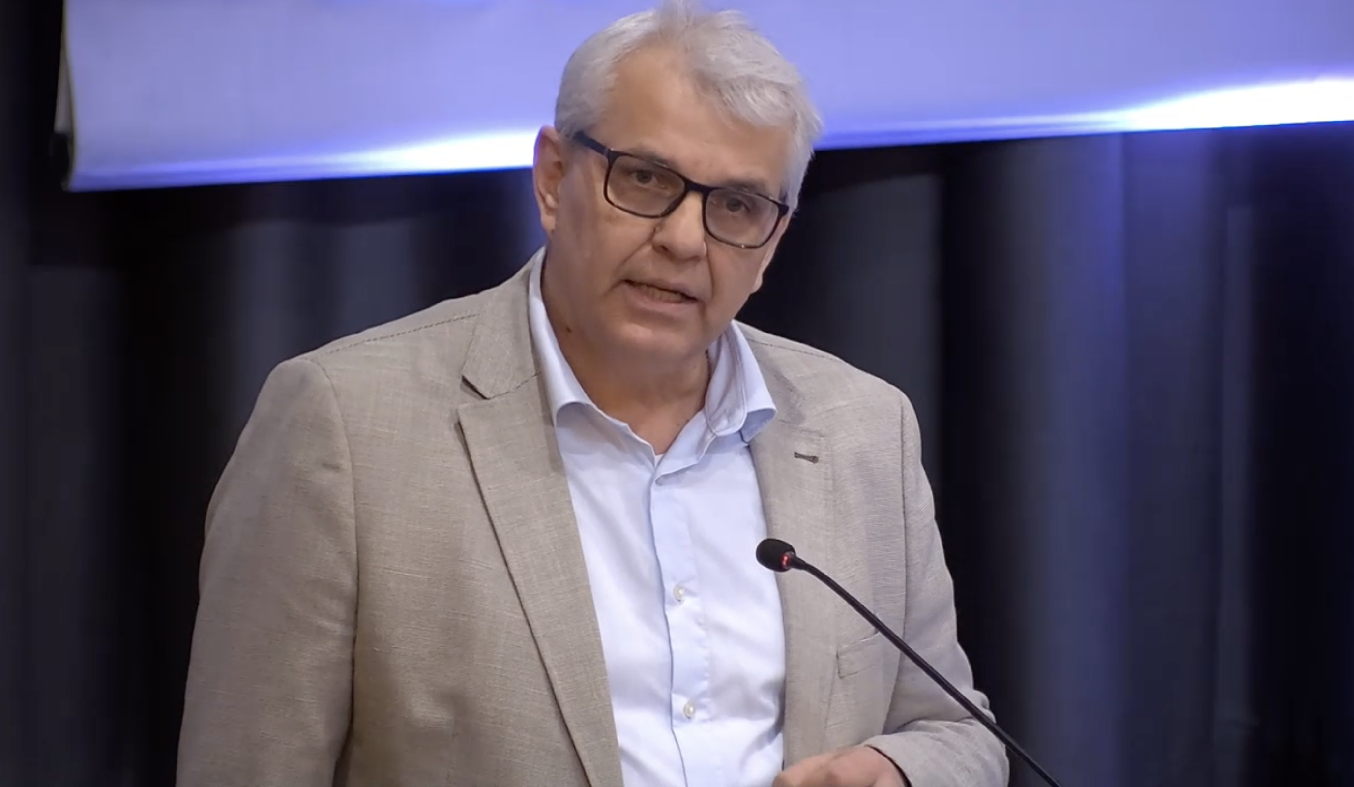 Bildschirmfoto eines sprechenden Mannes 