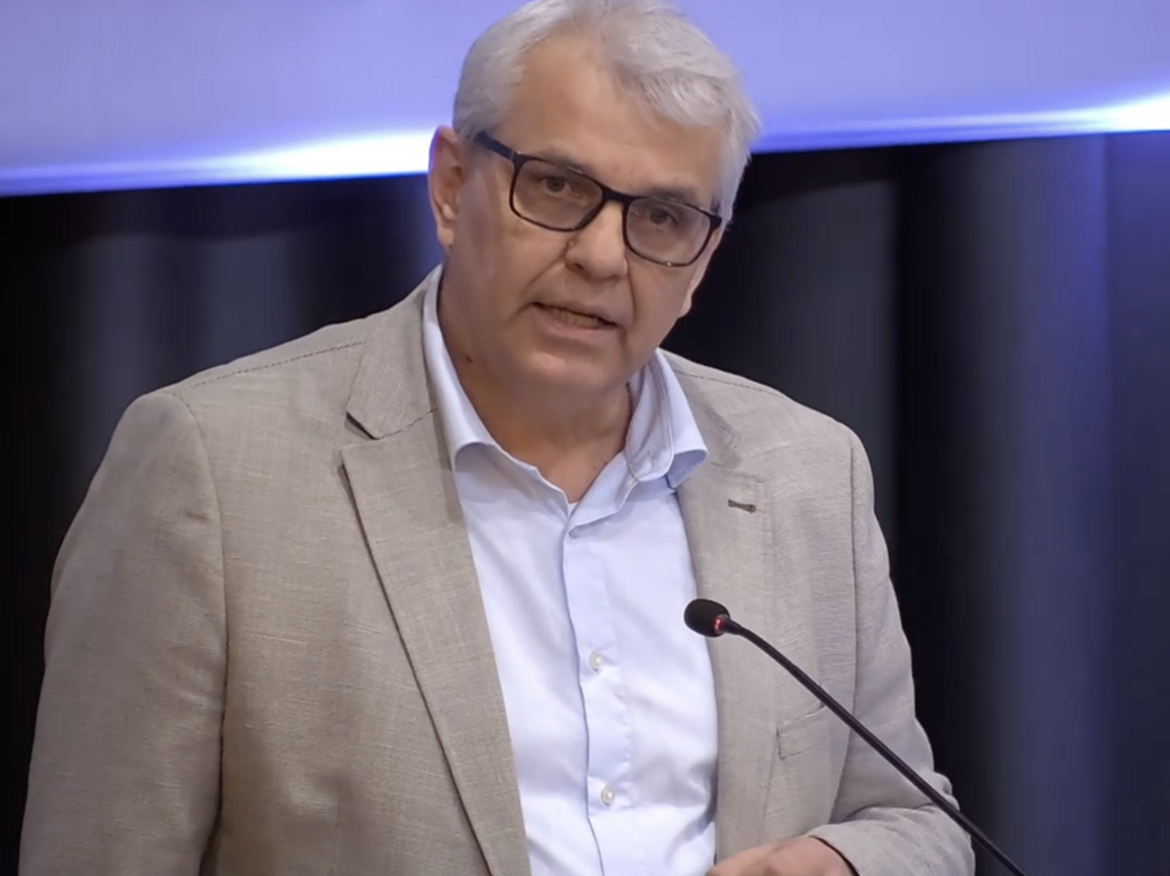 Bildschirmfoto eines sprechenden Mannes 