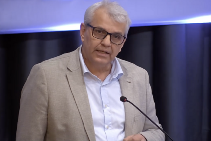 Bildschirmfoto eines sprechenden Mannes  - Copyright: Bastian Modrow 