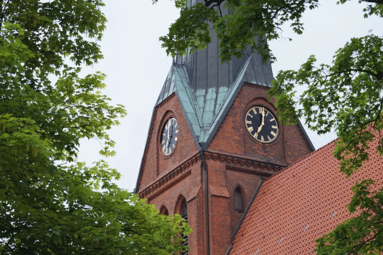 Kirchenturm mit Uhr