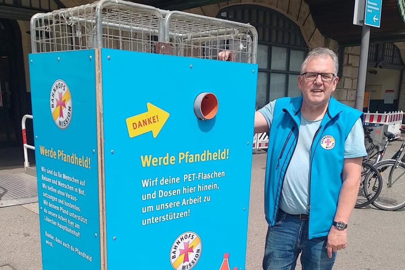 Uwe Albus und der Pfandsammel-Behälter der Bahnhofsmission