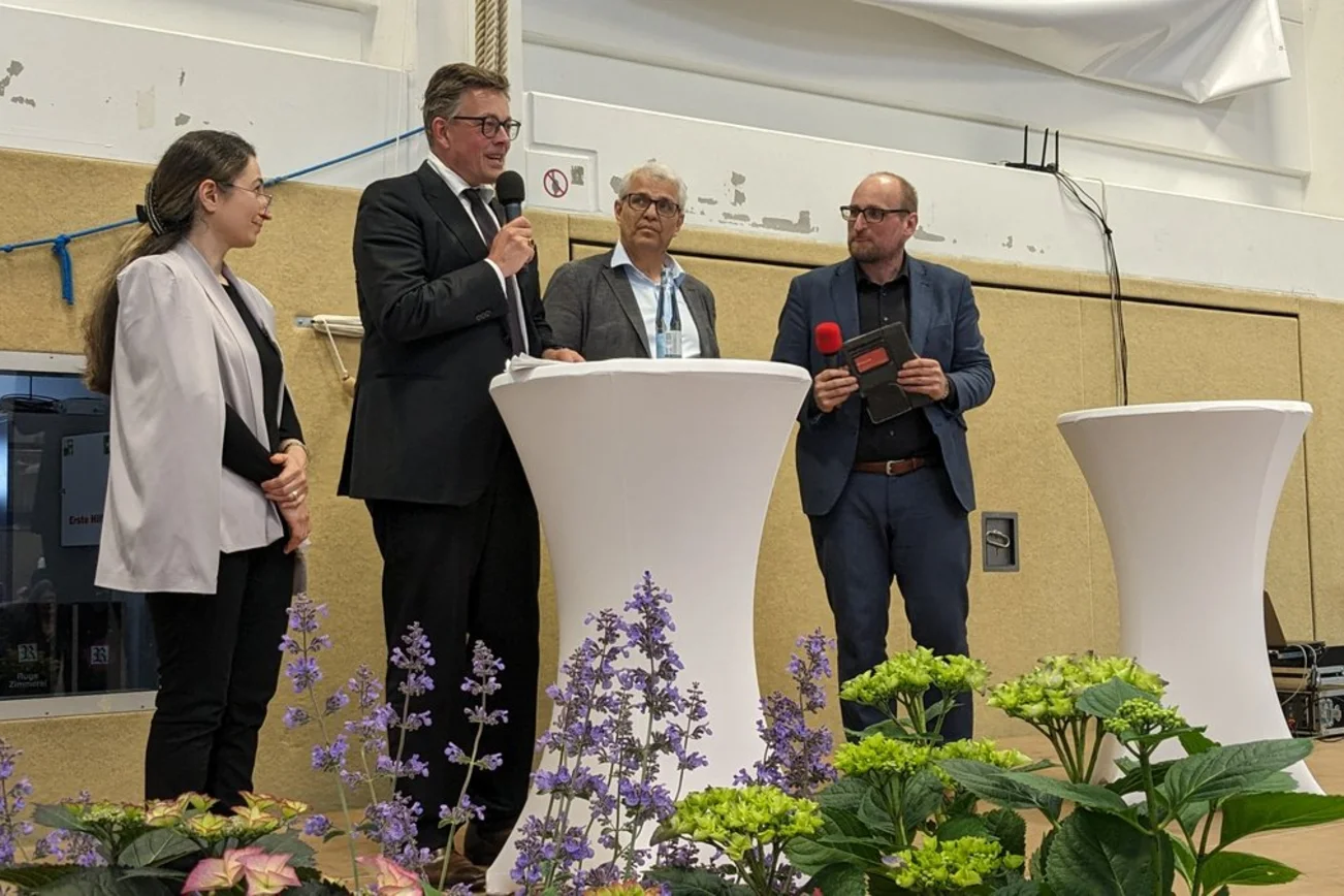 Menschen auf einer Bühne