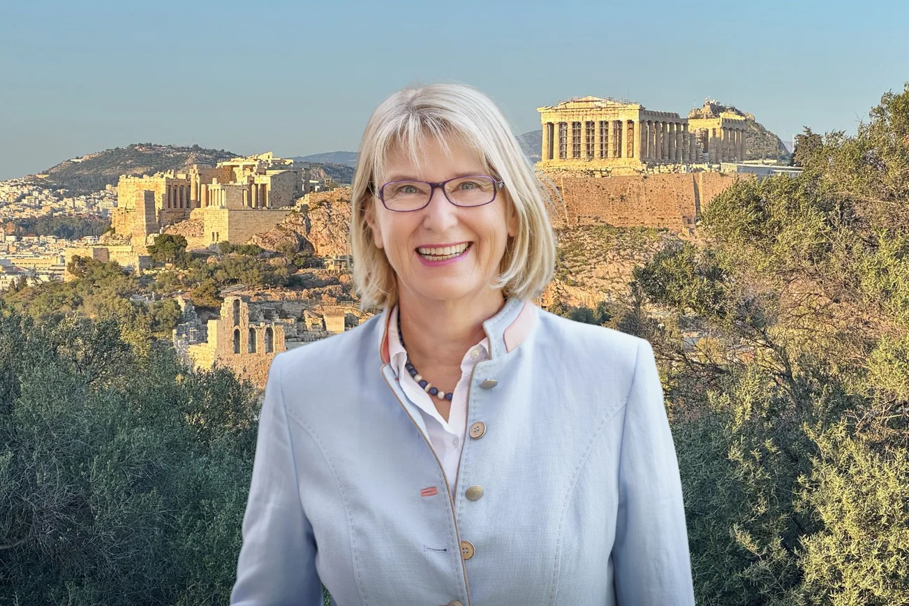 Fotomontage: Eine Frau vor der griechischen Akropolis