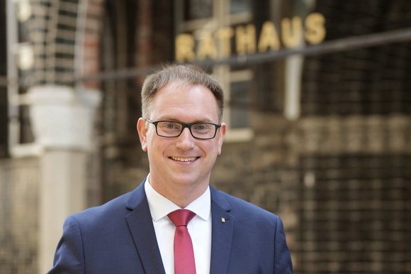 Ein Mann lächelt in die Kamera