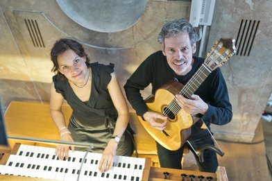 Gitarrist und Organistin am Spieltisch einer Orgel - Copyright: Künstler