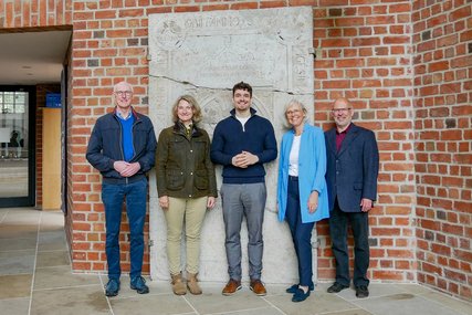 Fünf Personen stehen die Kamera betrachtend vor einer Backsteinmauer - Copyright: 7Türme+