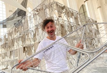 Mann hält einen Wäscheständer in den Händen vor einer Installation in einer Kirche.  - Copyright: Bastian Modrow