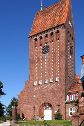 Turm von Südwest, Portal hinter Rasen, links Treppe am Baum