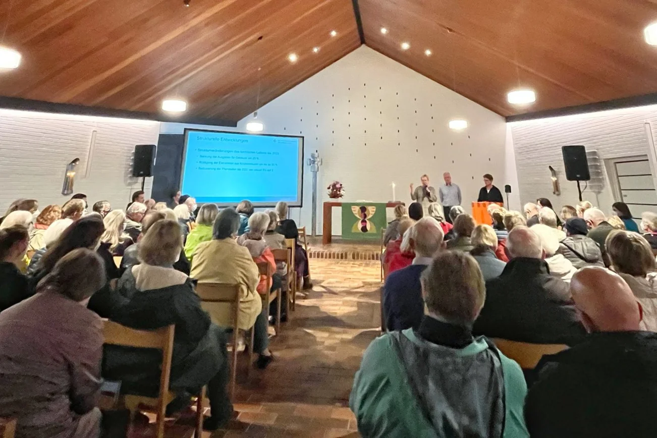 Blick in die Kirche St. Augustinus in Lübeck während der Info-Veranstaltung
