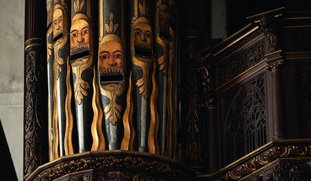 Kunstvoll golden und schwarz bemalte Orgelpfeifen von St. Jakobi