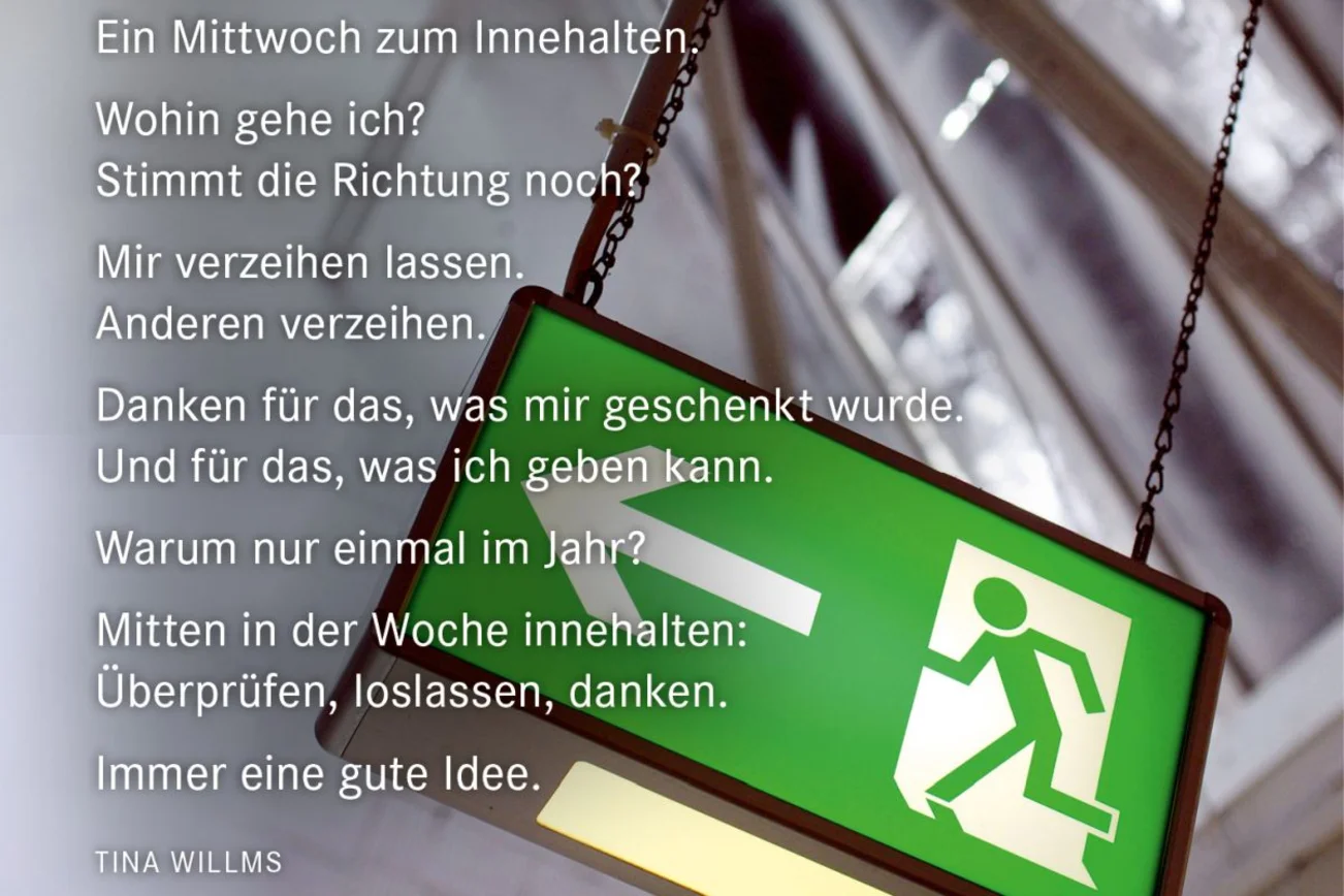 Grünes, hängendes Hinweisschild für Ausgang mit Text von Tina Willms zum Buß- und Bettag.
