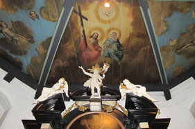 Malerei der Trinitas auf der Holzdecke in St. Andreas oberhalb des Altars 