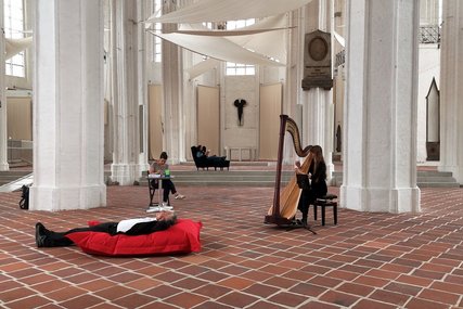 Menschen in einer Kirche  - Copyright: Oliver Beck 