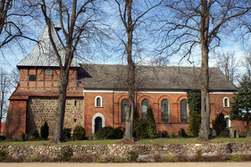 Seitliche Außenansicht von St. Dionys und St. Jakobus in Lütau