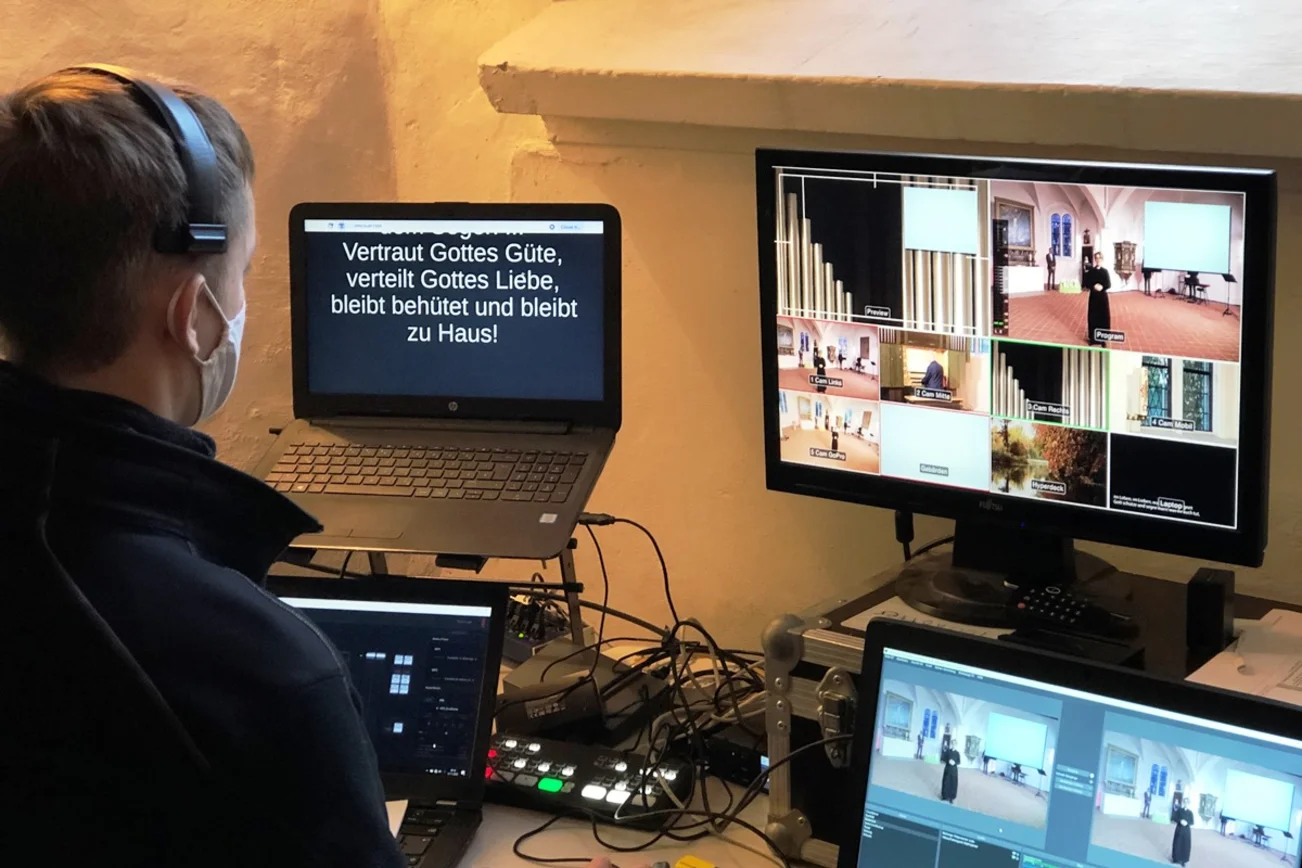 An Weihnachten werden viele Gottesdienste via Internet und Radio gefeiert.