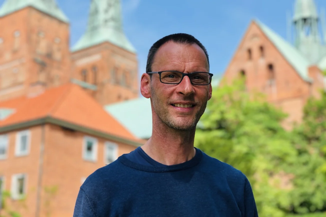 Kirchenmusiker Klaus Eldert Müller vor dem Dom zu Lübeck