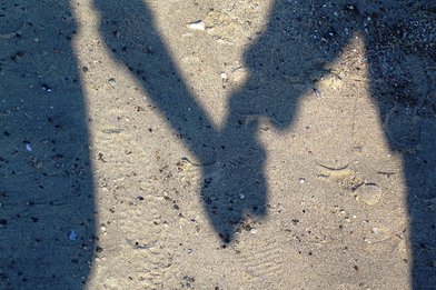 Der Schatten zweier Menschen die sich an den Händen halten - Copyright: Ev.-Luth. Kirchenkreis Lübeck-Lauenburg