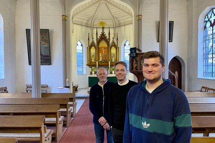 Drei Menschen in einer Kirche - Copyright: KKLL
