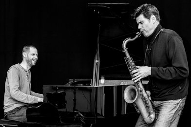 Zwei Musiker mit Saxophon und Flügel - Copyright: Künstler