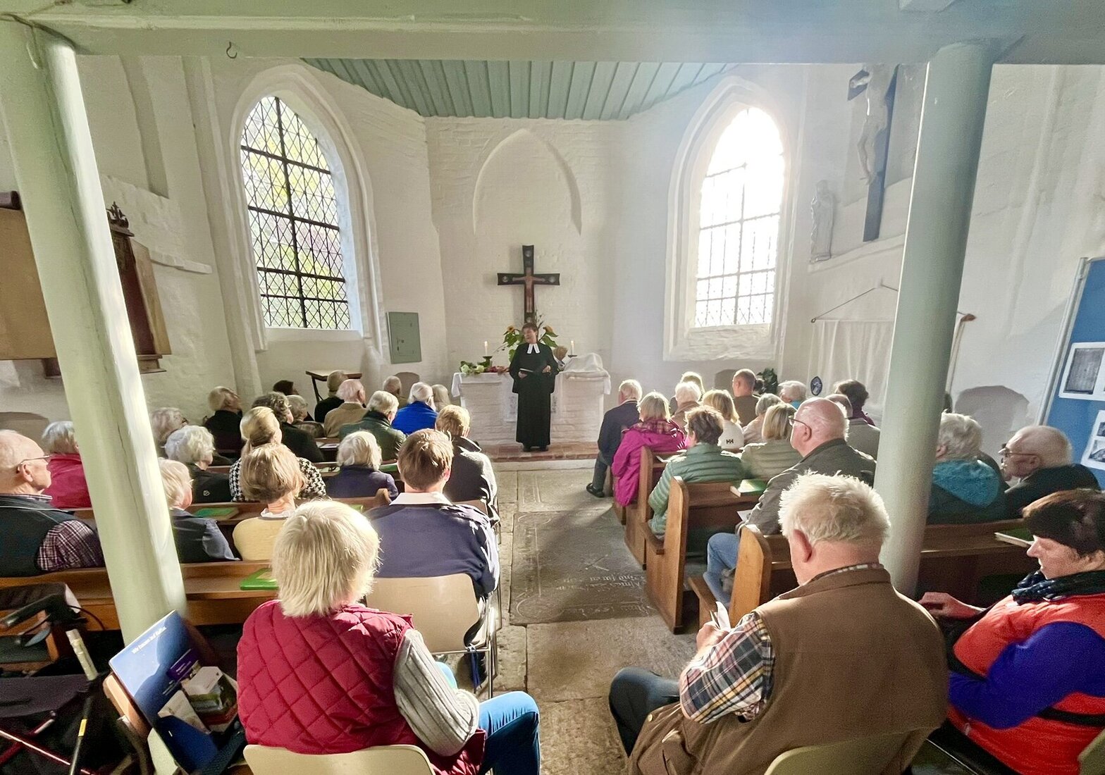 Blick in eine Kapelle, in der ein Gottesdienst stattfindet