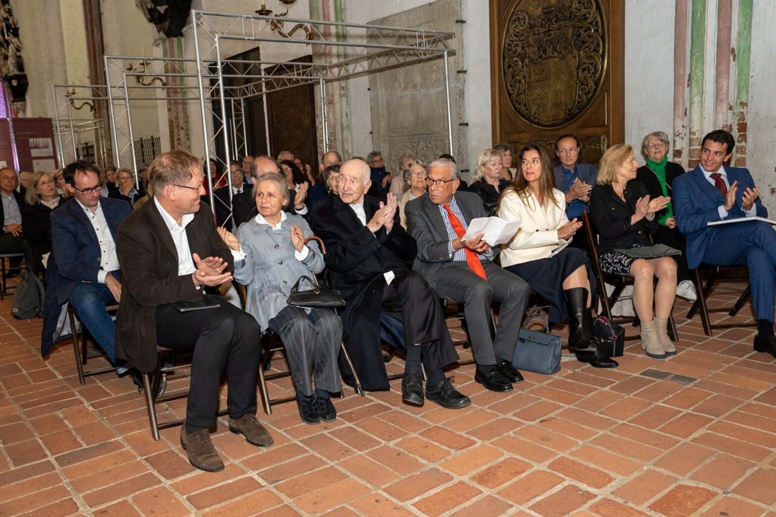 Blick auf Menschen ihn einer Kirche 