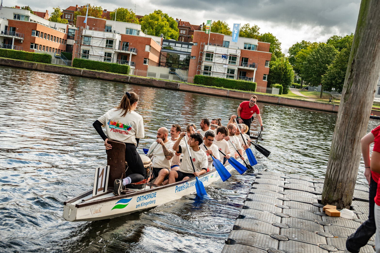 Das Team der Kirchenbauhütte im Boot auf dem Weg zum Startpunkt