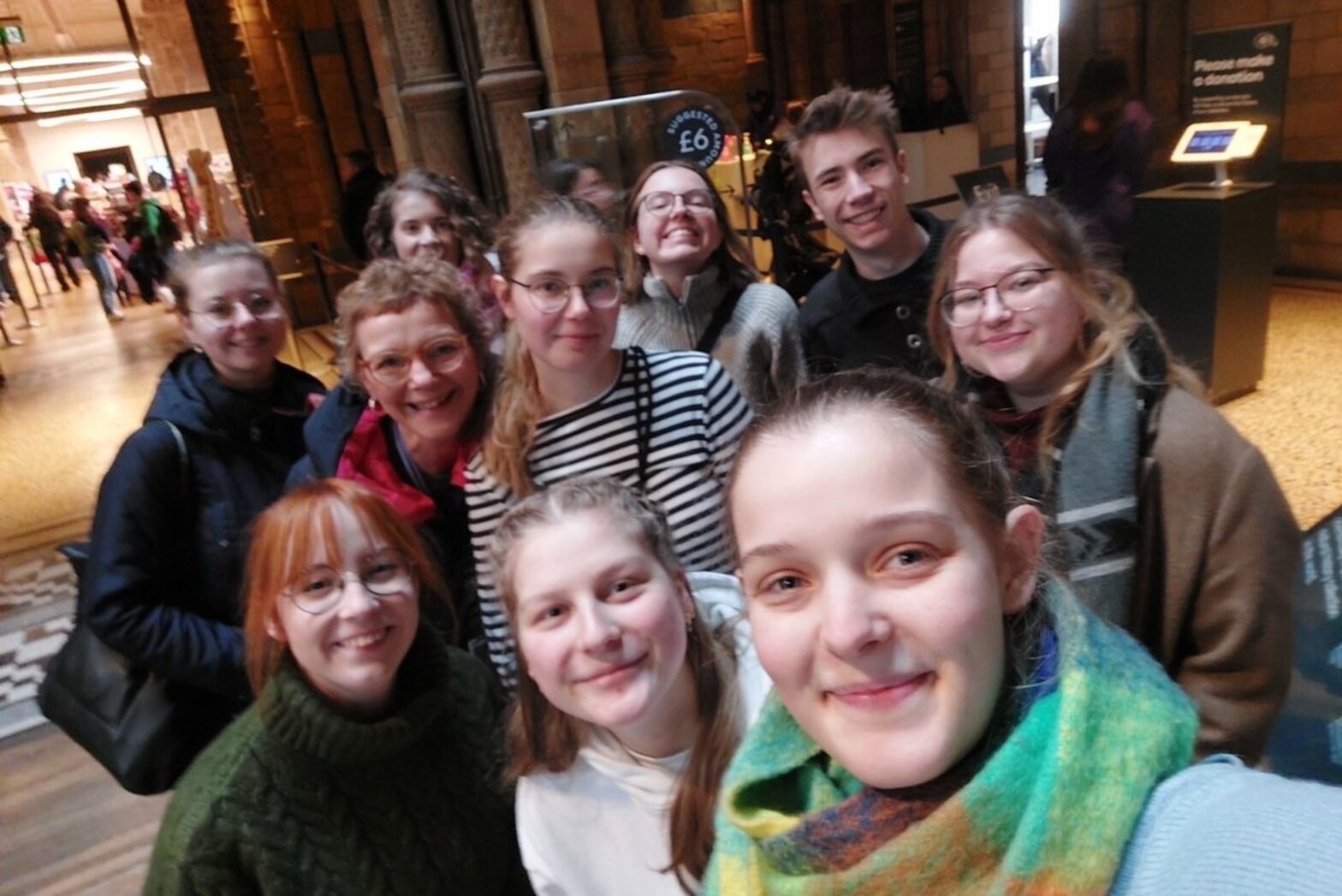 Selfie von vielen jungen Leuten. 