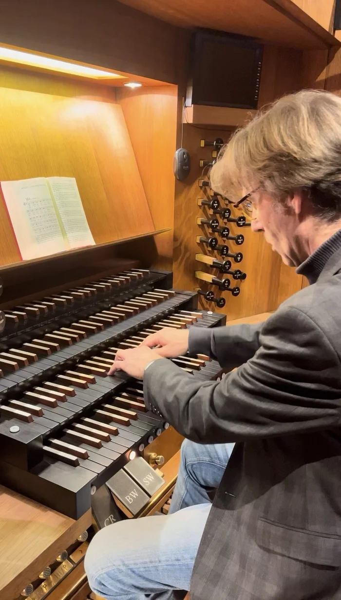 Ein Mann spielt eine Orgel.