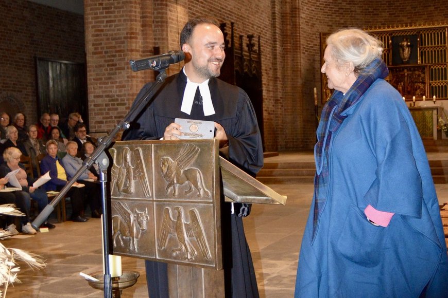 Zwei Menschen den in einer Kirche - Copyright: Ulrike Hornhardt-Cordes