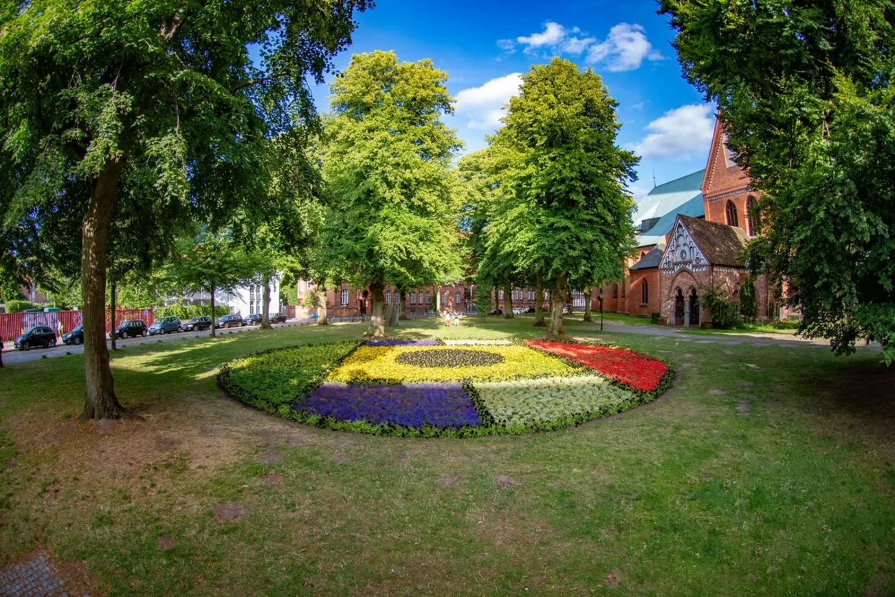 Blick auf die florale Installation am Dom zu Lübeck. 