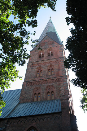 Blick von unten auf den Turm von St. Aegidien