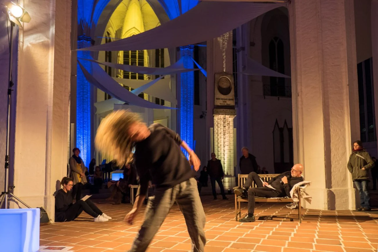 St. Petri Lübeck tanzender Mensch