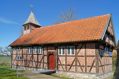 Außenansicht der St.-Georg-Kapelle in Fuhlenhagen von der Seite - Copyright: Manfred Maronde