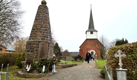 Blick auf eine Kirche im Regen