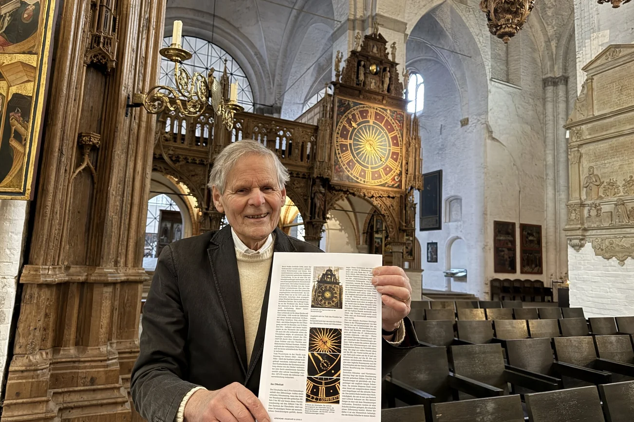 Ein Mann in einer Kirche 