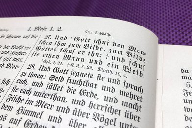 Aufgeschlagene Bibel mit Bibeltext in altdeutscher Schrift - Copyright: Ev.-Luth. Kirchenkreis Lübeck-Lauenburg