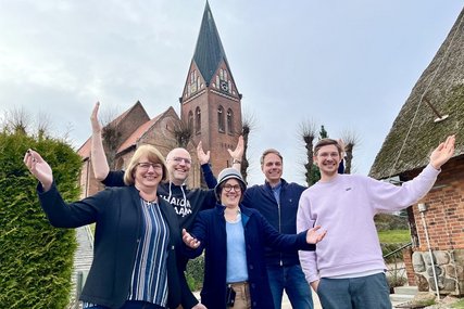 Menschen in Freude vor einer Kirche - Copyright: Bastian Modrow