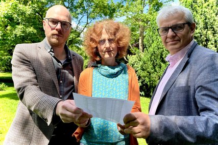 Drei Menschen halten einen Brief in den Händen - Copyright: Bastian Modrow