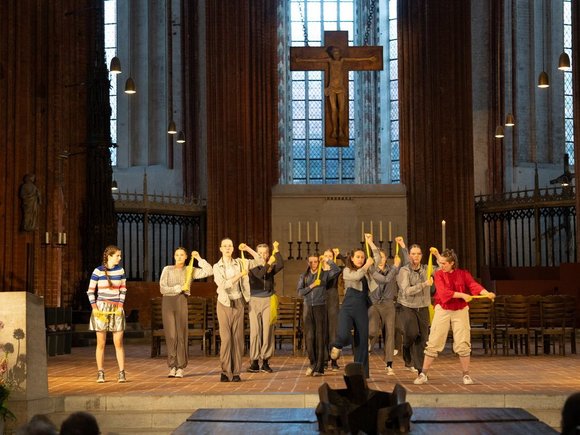 Tanzensemble in einer Kirche