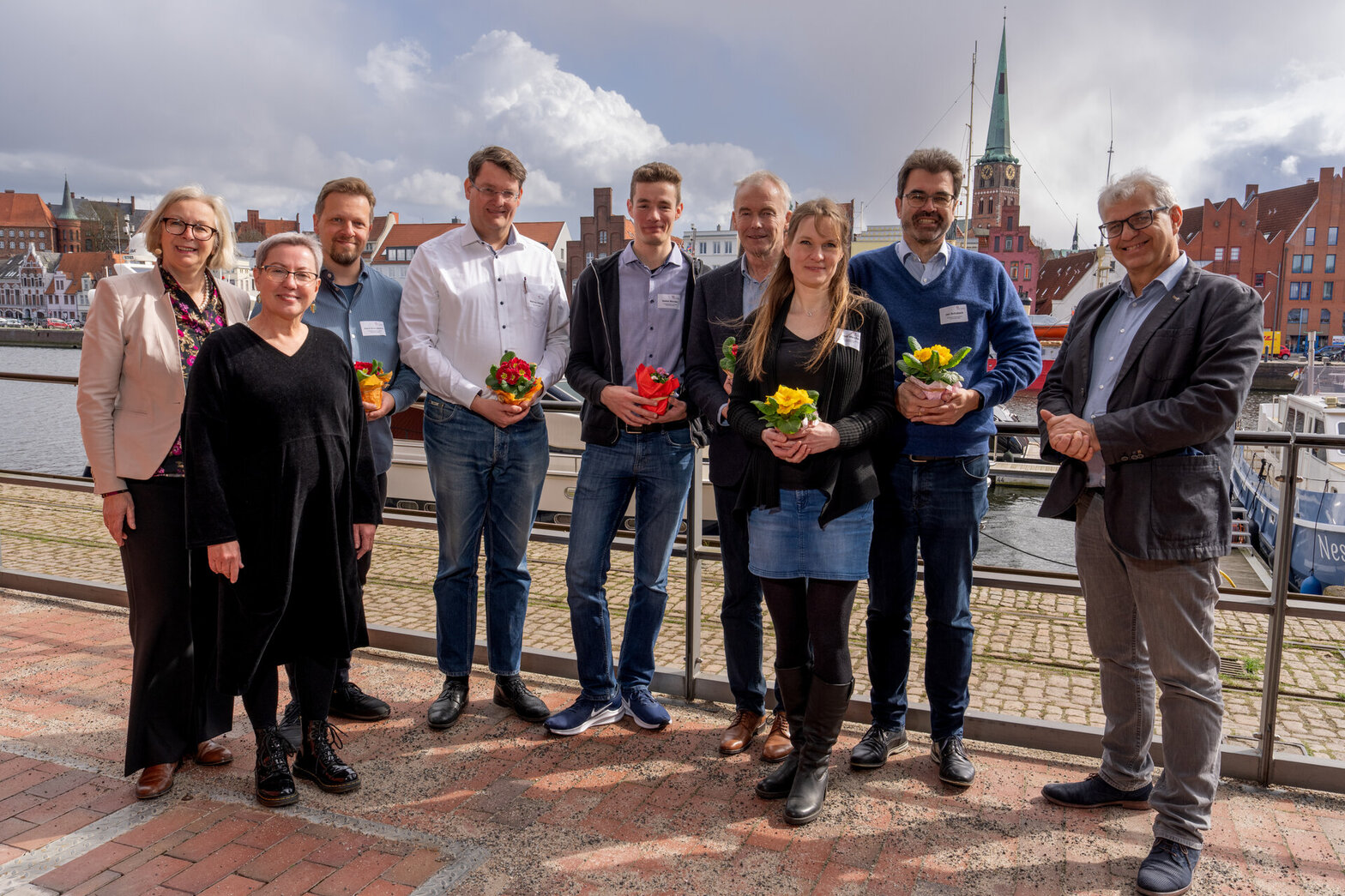 Menschen vor einer maritimen Kulisse. 