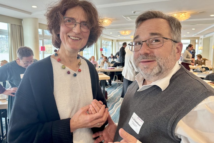 Zwei Menschen schauen in die Kamera  - Copyright: Bastian Modrow