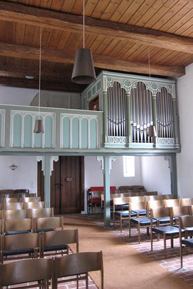 Blick vom Altar aus auf Empore und Orgel von St. Lorenz Schmilau