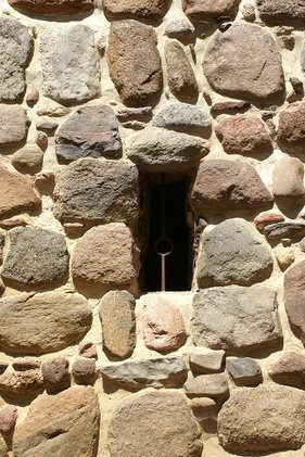 Ein Turmfenster in St. Dionys und St. Jakobus Lütau von außen gesehen