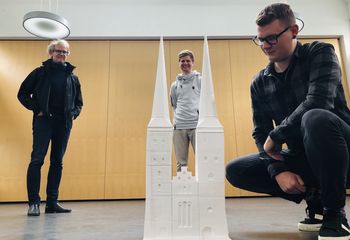 Architekt Christoph Diebold, Bjarne Andersen von FabLab und Student Max Reinhart (v. li.) am 3D-Modell der Domtürme.  - Copyright: Steffi Niemann