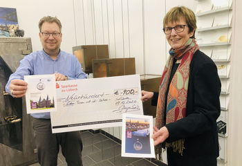  Inhaber Jürgen Ziegenbein übergibt den Scheck von 900 Euro an Sieben Türme-Projektleiterin Cornelia Schäfer - Copyright: Steffi Niemann