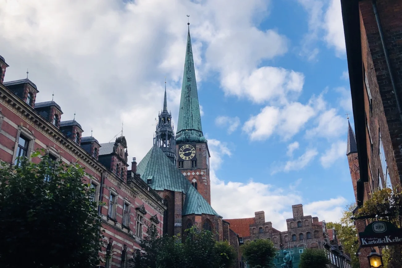 Die St.-Jakobi-Kirche mit Turm und Himmel.
