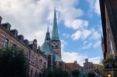 Die St.-Jakobi-Kirche mit Turm und Himmel. - Copyright: Steffi Niemann